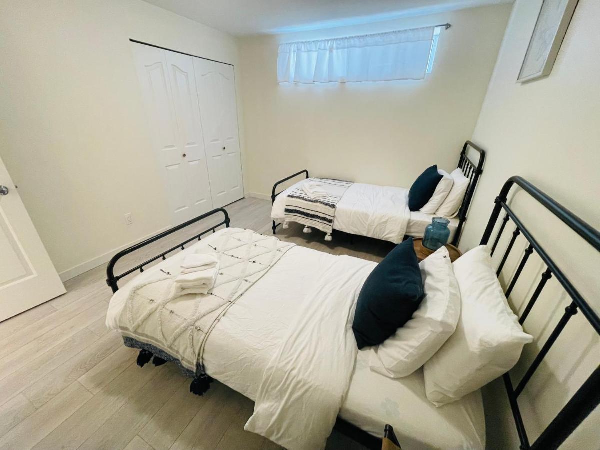 Adorable 2-Bedroom Basement In แวนคูเวอร์ ภายนอก รูปภาพ