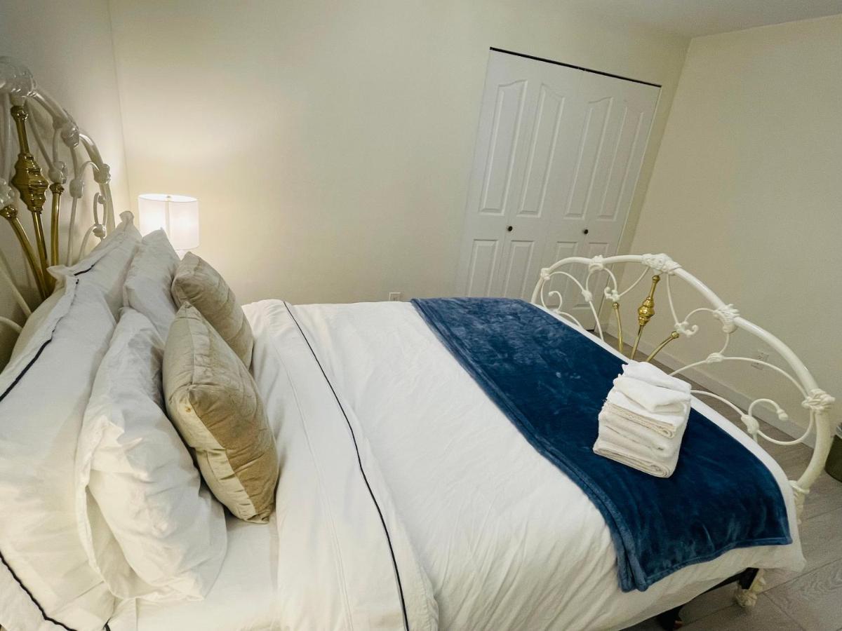 Adorable 2-Bedroom Basement In แวนคูเวอร์ ภายนอก รูปภาพ