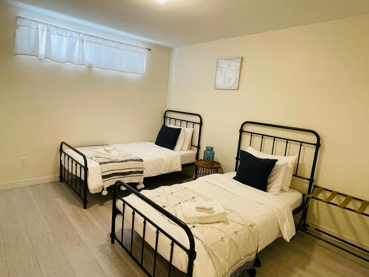 Adorable 2-Bedroom Basement In แวนคูเวอร์ ภายนอก รูปภาพ