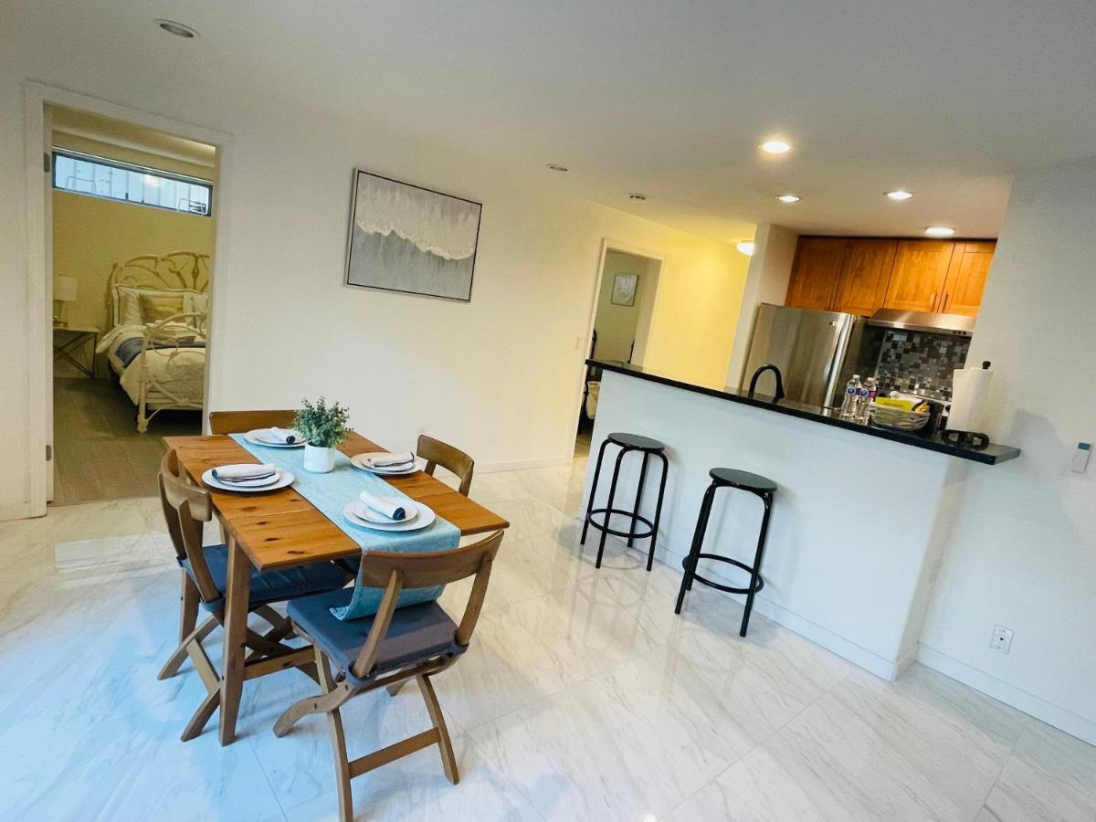 Adorable 2-Bedroom Basement In แวนคูเวอร์ ภายนอก รูปภาพ