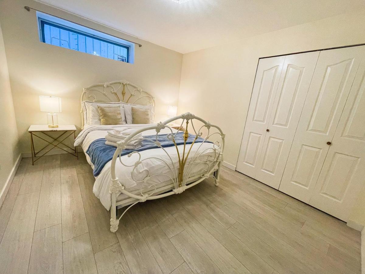 Adorable 2-Bedroom Basement In แวนคูเวอร์ ภายนอก รูปภาพ